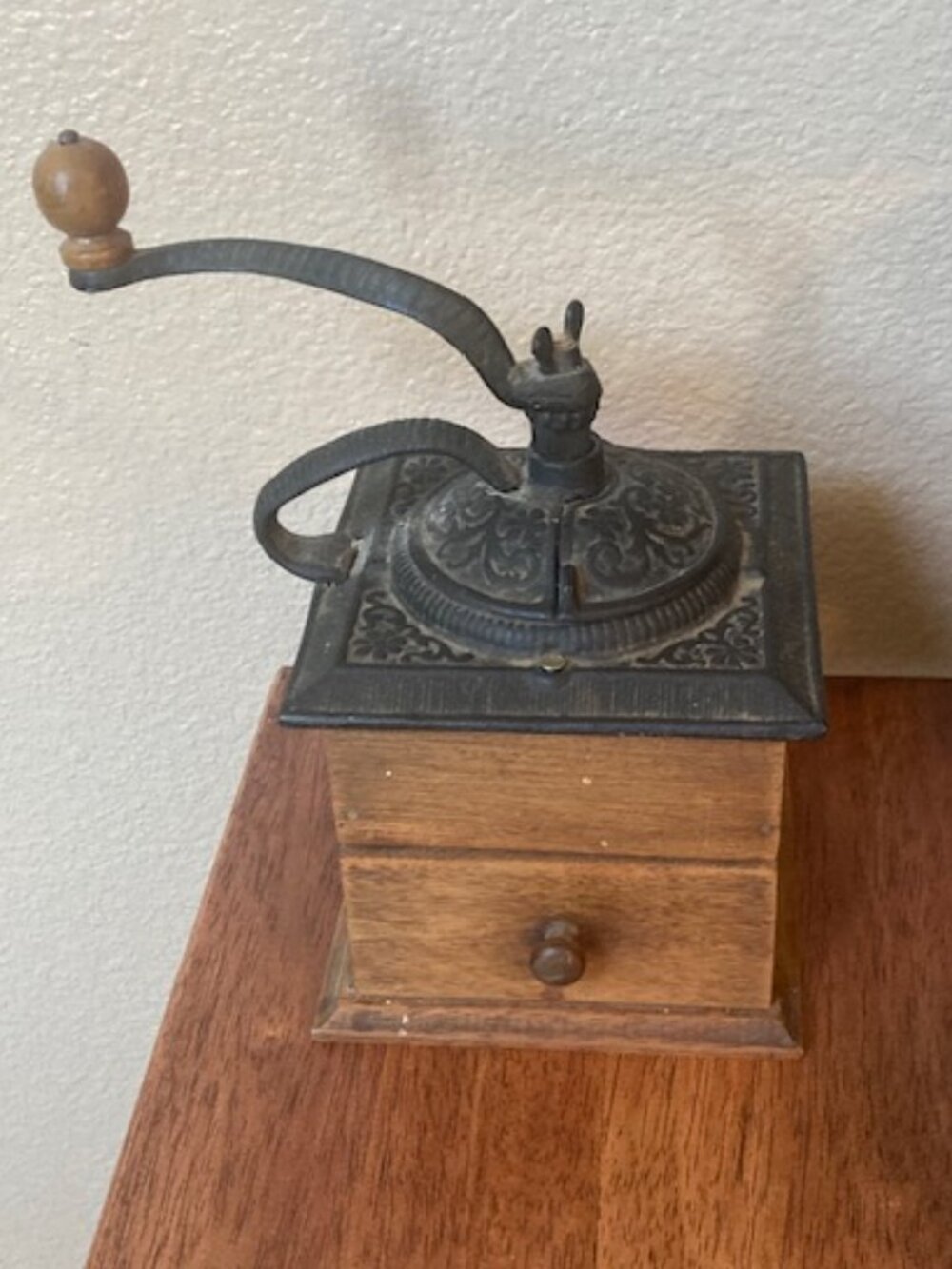 🌟 Vintage Cast Iron & Wood Coffee Grinder – Antique Charm !